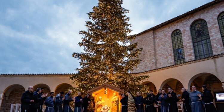 In video l'augurio cantato intorno a presepe piazza S. Francesco