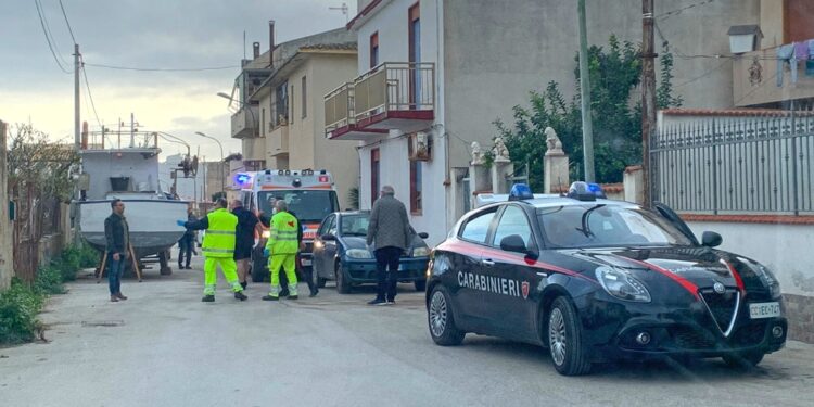 Assassinata a coltellate mentre si trovava a casa