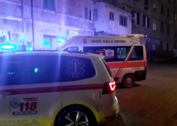 Un uomo e una donna scontratisi con un'auto e con un furgone