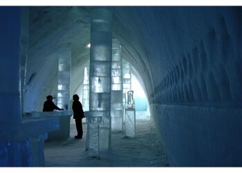 Grande igloo con suite e sculture. In primavera si scioglie