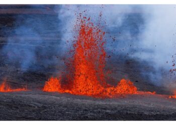 Flusso di lava minaccia principale arteria stradale Big Island