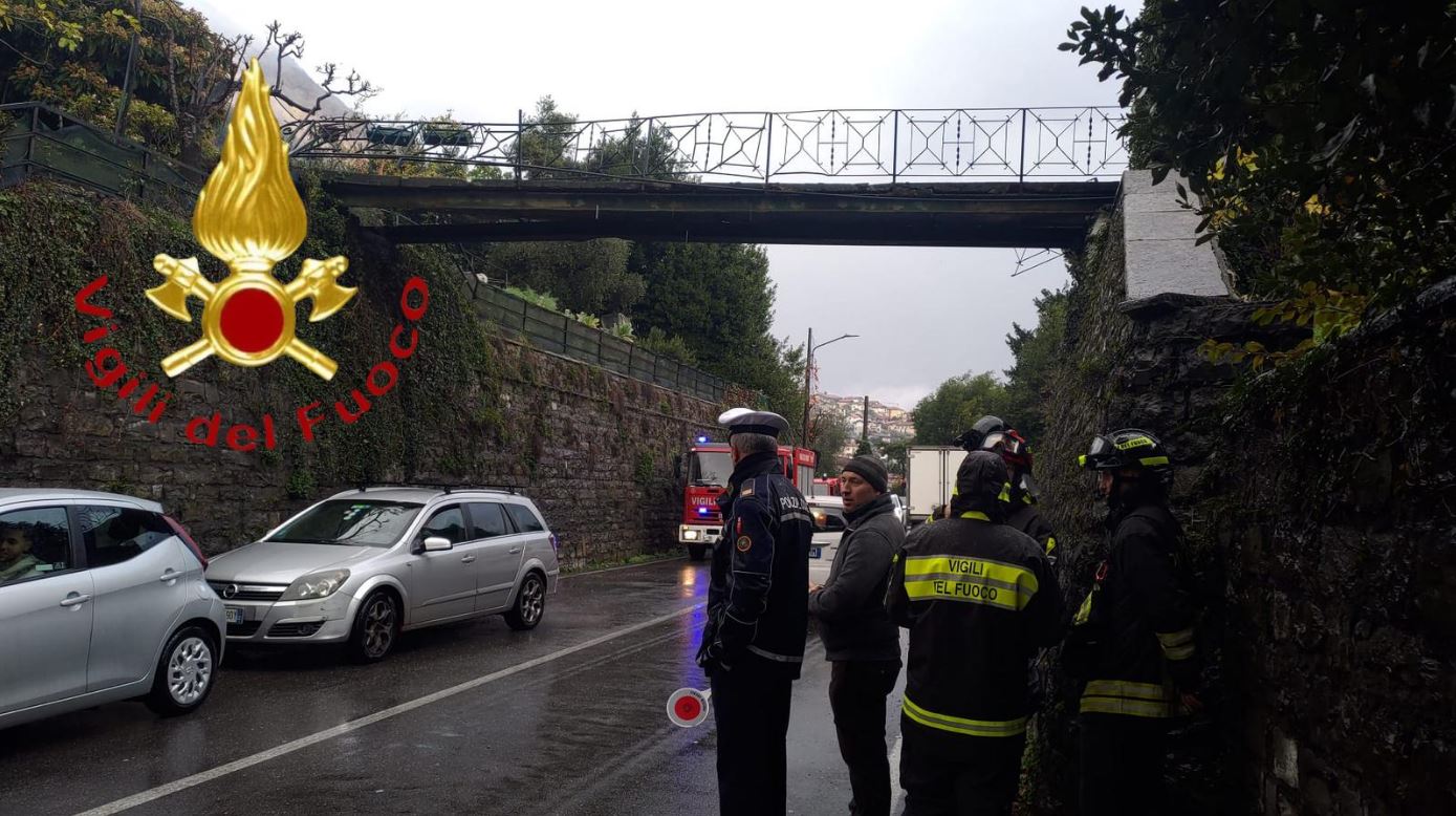 Ponte Pedonale Danneggiato Da Un Tir A Ossuccio, Regina Riaperta Dopo ...