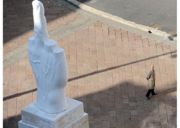 L'opera di Cattelan in piazza Affari