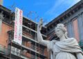 Striscione esposto su lato del Teatro San Carlo