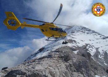 Soccorso Alpino estrae donna sotto due metri di neve