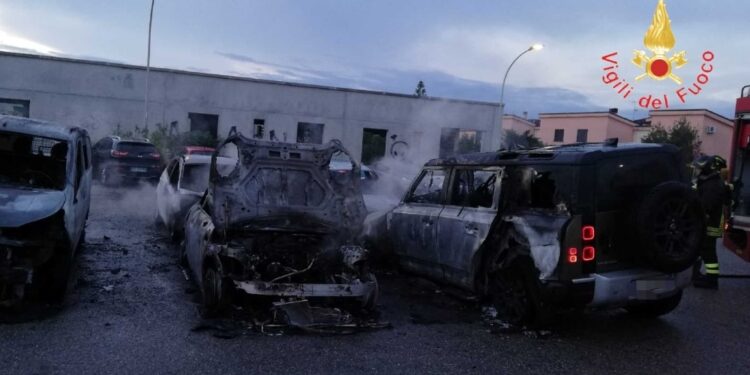 Incendio si è sprigionato da una delle vetture. Indaga Polizia.