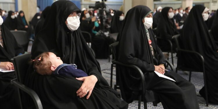 Incontrando un gruppo di donne per la Festa della Mamma