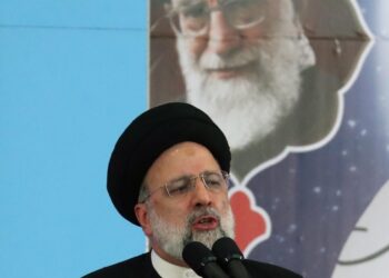 Settimanale francese aveva pubblicato vignette su Khamenei