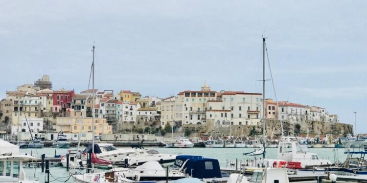 Traghetto merci e passeggeri in porto a Termoli da due giorni