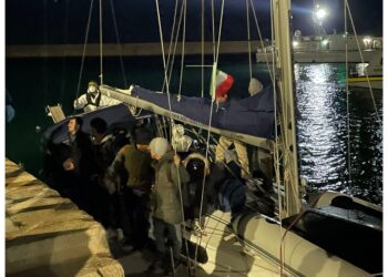 Barca a vela soccorsa al largo