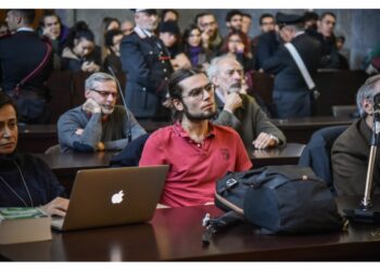 'Nessun obbligo di dimora'. Lui in aula