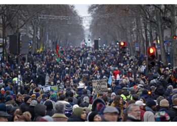 Gruppi di violenti in testa al corteo