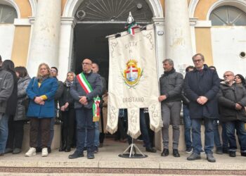 Bandiere a mezz'asta e serrande dei negozi abbassate