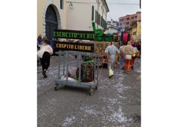 Carro allegorico correla anarchico a Esercito che sparò a polli