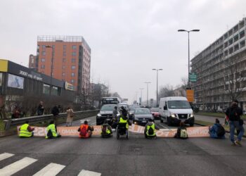 Striscioni contro carburanti fossili