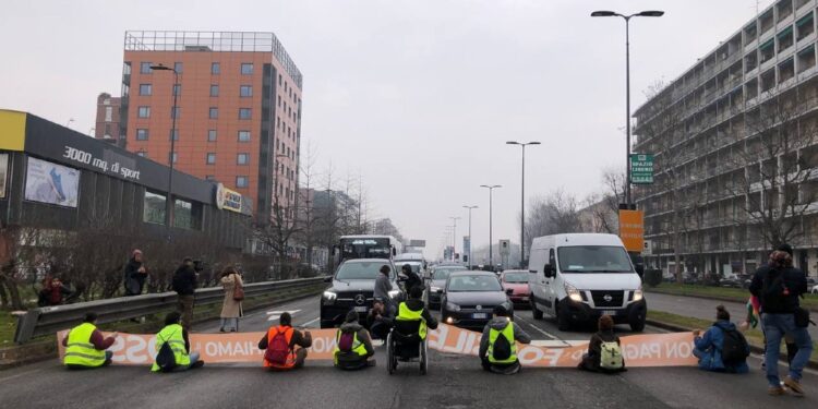 Striscioni contro carburanti fossili