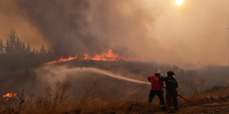 Temperature alte e venti sostenuti alimentano le fiamme