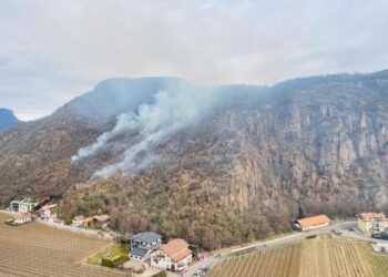 Siccità e vento rendono difficile l'intervento dei pompieri