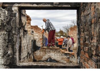 'Colonne di militari con uniformi senza segni verso Chernihiv'