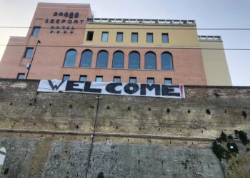 Associazioni espongono striscione "Welcome"