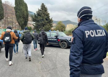 Sedici persone irregolari in commissariato per accertamenti