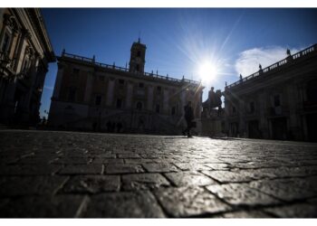 Nelle due ore spente le luci della facciata di Palazzo Senatorio