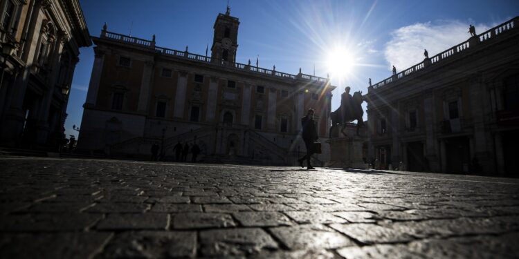 Nelle due ore spente le luci della facciata di Palazzo Senatorio