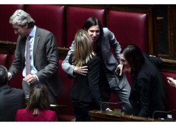 Saluti e strette di mano con i colleghi. Anche qualche selfie