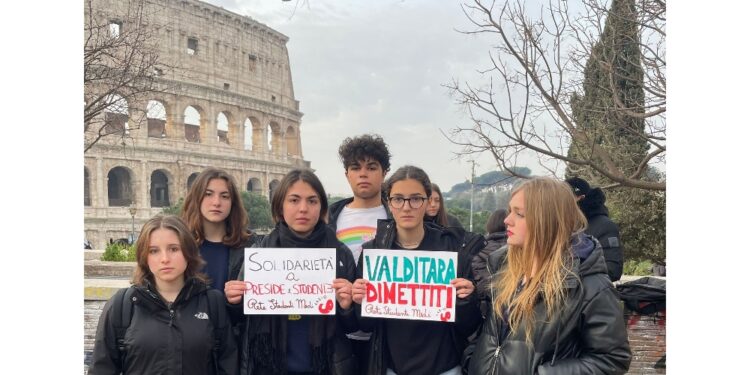 Mobilitazione in segno di solidarietà alla preside di Firenze