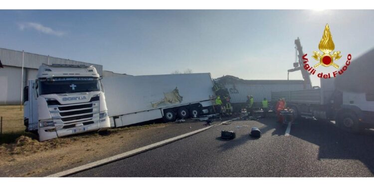 L'incendio di un camion che trasportava cartongesso