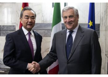 Il ministro incontra il capo della diplomazia del Pcc Wang Yi