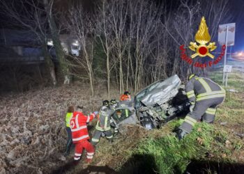 Un'auto si è capottata più volte finendo in un fossato