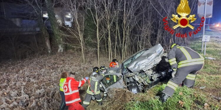 Un'auto si è capottata più volte finendo in un fossato