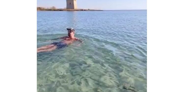 C'è chi si gode ancora il sole con un aperitivo in mare