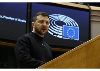 Michel lo saluta 'benvenuto a casa'. Standing ovation Bruxelles