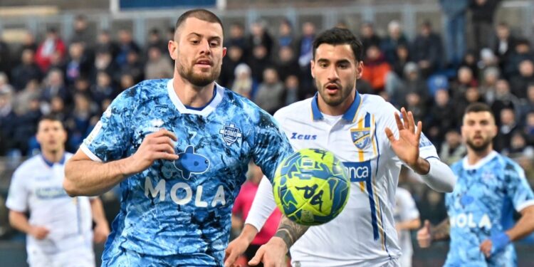 Alberto Cerri, bomber azzurro, in Como-Frosinone (foto Roberto Colombo)