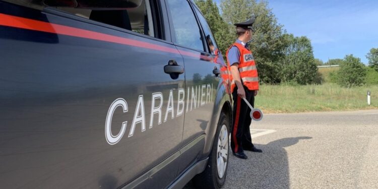 La donna è in gravi condizioni all'ospedale