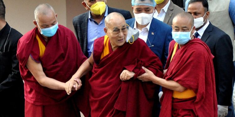 Rilancia buddismo tibetano nel Paese asiatico e sfida la Cina