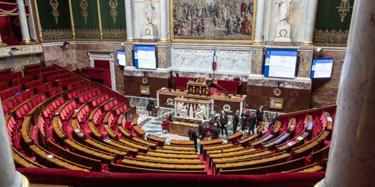 Testo passa a deputati.Macron convoca riunione d'urgenza alle 12