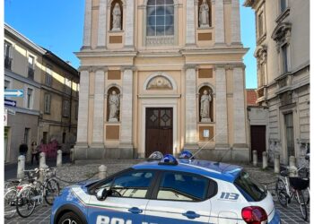 E' stato bloccato dagli agenti mentre cercava di spogliarsi