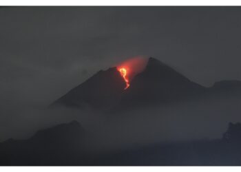 L'agenzia vulcanologica invita i residenti a stare all'erta