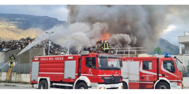 A fuoco un deposito di materiali ferrosi