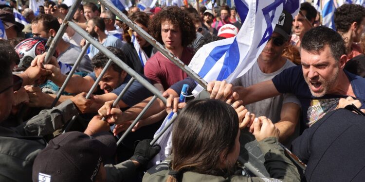 Contro manifestanti granate assordanti e getti d'acqua