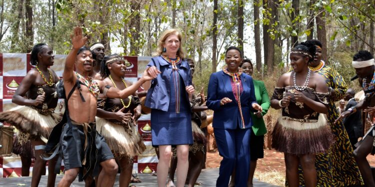 La figlia del Presidente ha visitato un teatro-museo di Nairobi