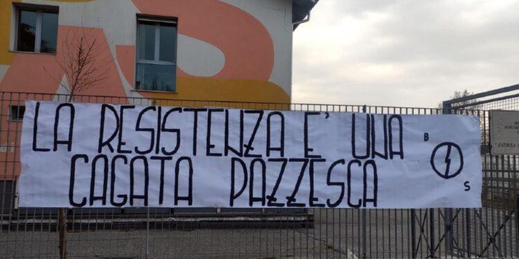 A Brescia striscione affisso nella notte dal gruppo di destra