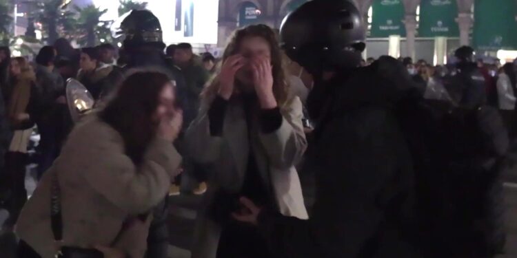 In aula a Milano la ragazza che girò video