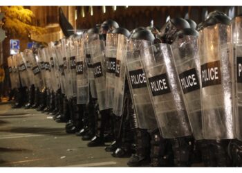 Proteste e scontri sono continuati durante la notte