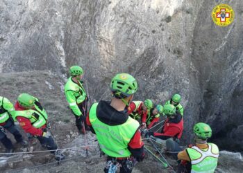 Corpo recuperato dal soccorso alpino con l'elisoccorso