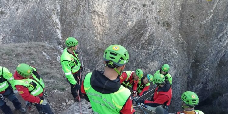 Corpo recuperato dal soccorso alpino con l'elisoccorso