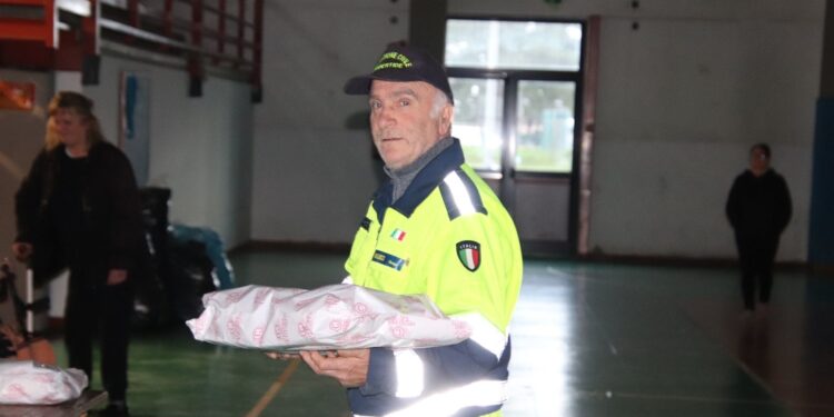 Una settantina dormono in palestra anche in frazione Perugia